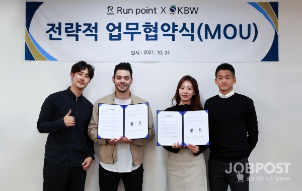 사진 = 해리제이 스튜디오 윤주혁 사진작가 / (왼쪽부터) KBW 김현수 대표이사, KBW Khalleby 전무이사, 런포인트 박민희 대표, 양주시민축구단 유창균 선수