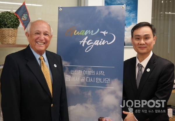 ​칼 T.C. 구티에레즈 괌정부관광청장(왼쪽)과 은호상 한국마케팅위원회장. 사진=서진수기자