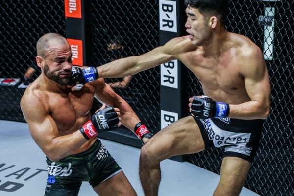 옥래윤(오른쪽)이 미국 전국채널 TNT로 생중계된 원챔피언십 경기에서 전 UFC 챔피언 에디 알바레스를 공격하고 있다. 사진=ONE Championship 제공
