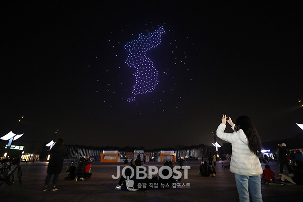 ▲ 지난 2020년 11월 서울 송파구 올림픽공원 평화의광장에서 드론쇼가 펼쳐지고 있다.(사진출처=국토교통부)