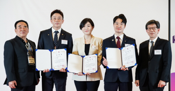 왼쪽부터 호텔앤레스토랑매거진 서동해 회장, 그랜드워커힐호텔 금상진 컨시어지, 시그니엘부산 박세은 L3, 라마다프라자제주 조선우 매니저, 서울특별시관광협회 박정록 상근부회장