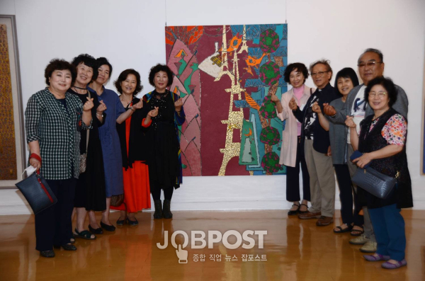 유성남 작가의 특선 입상을 축하하러 오신 작가 회원분들과 기념사진 촬영 / 사진촬영 김인식 기자