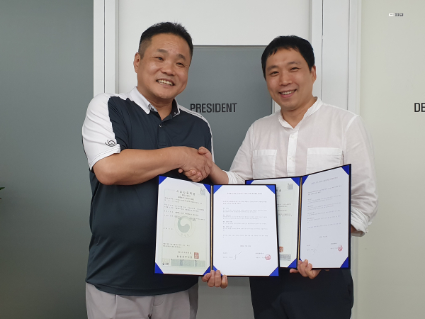박주현 스모니 대표이사(왼쪽)와 하얀풍차투어 브랜드 총괄 수석이사(오른쪽)의 MOU체결(사진제공_주)스모니)