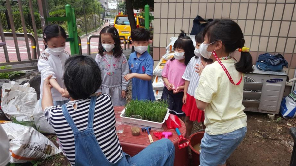 도심속 아이들이 모내기 체험으로 친환경 농업을 실천중이다(사진제공_남원시)