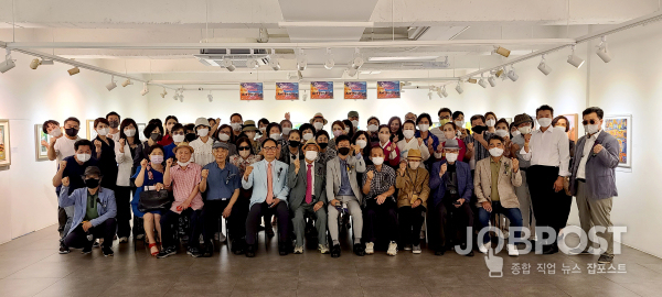 서울미술시화협회 회원들이 2022 하계 아트 페스티벌에 참가한 작가들 인증샷을 찍고 있다(사진=정경호 기자)
