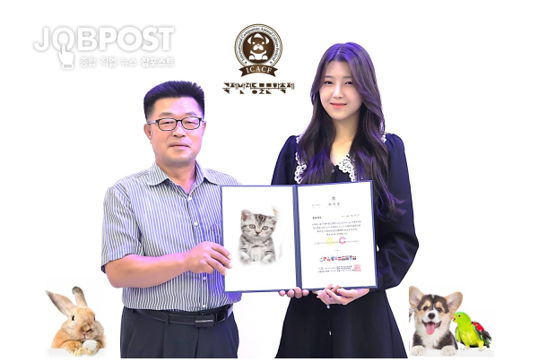 국재반려동물영화제 김인영 총재, 탤런트 겸 배우 장아인에게 홍보대사 위촉/ 사진제공 국제반려동물영화제 사무국