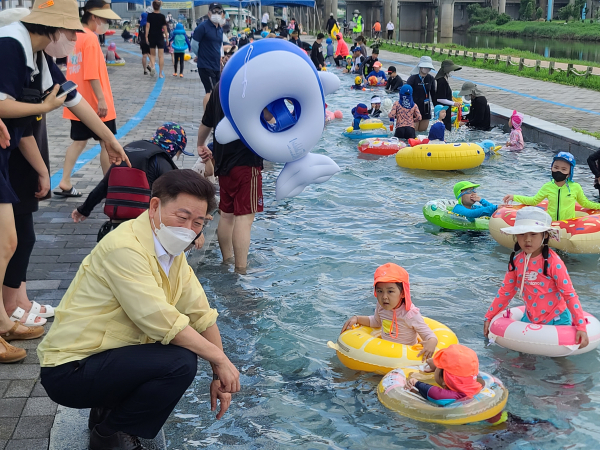 박승원 광명시장이 지난 5일 안양천 어린이 물놀이장을 방문해 안전 관리실태를 점검했다