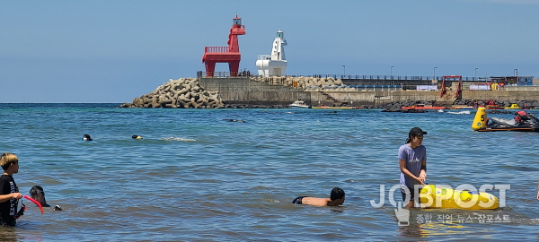 이호테우 해수욕장을 찾은 관광객들이 물놀이를 즐기고 있다. 사진=서진수기자