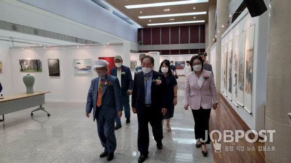 박희영 용산구청장이 한국미술국제교류협회 임원들과 전시장을 둘러보고 있다(사진=정경호 기자)