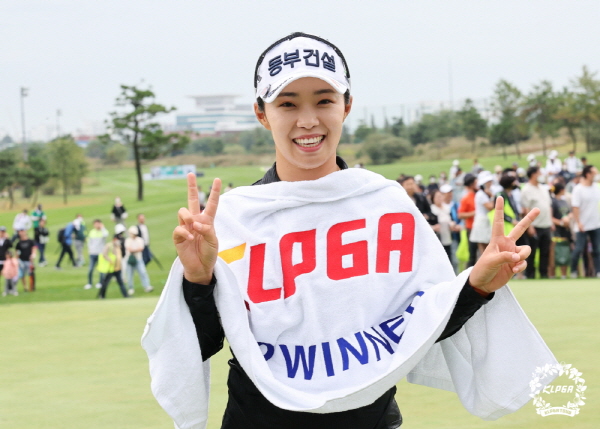 투어 대상, 최저타수상 수상자 김수지. 사진=KLPGA 제공