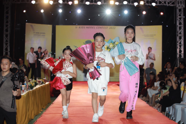 브이 키즈스타 오디션 수상자 사진 (사진 왼쪽부터 2위 수상자 Nguyen To An Nhien, 1위 수상자 Lao Thai An, 3위수상자 Dinh Ngoc Kieu San)