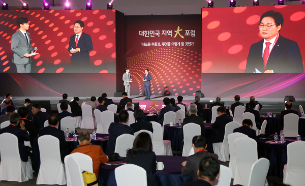 박완수 경상남도지사는 22일 부산 벡스코에서 열린 2022 대한민국 지역大포럼에서 “행정통합은 새로운 부울경에 번영과 기회를 가져다 줄 것”이라고 말했다. (사진제공/경남도)