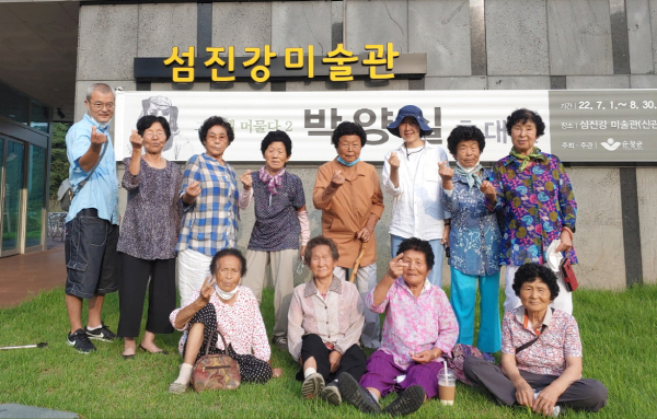 순창군 동계면 주민복지센터 청사 로비에 서호마을 할머니들이 그린 알록달록한 그림 12점을 전시해 큰 호응을 얻고 있다.