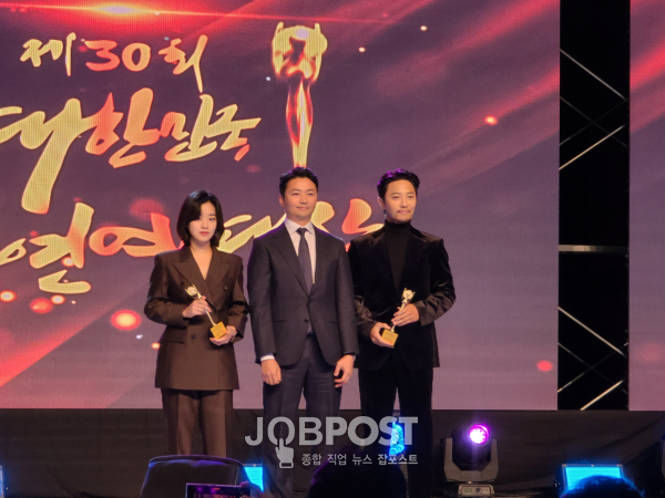 배우 진구, 이주영이 대한민국문화연예대상 영화부문 남자최우수연기상과 여자최우수연기상을 각 수상하고 있다.