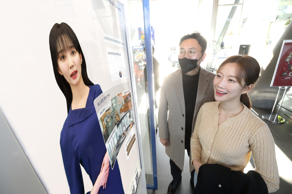 모델이 노보텔 앰배서더 서울 동대문 호텔＆레지던스 1층 로비에 설치된 ‘AI 컨시어지’ 앞에서 호텔 서비스 안내를 받는 모습.(사진제공/KT)