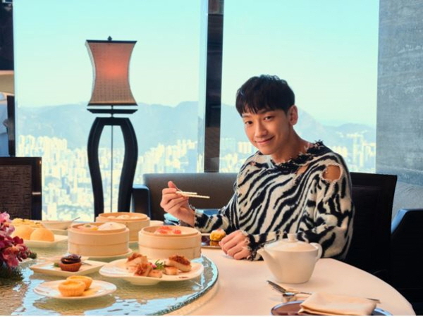 딤섬으로 유명한 미슐랭 광동식 레스토랑에서 잊을 수 없는 홍콩 미식을 즐기고 있는 ‘비’. 사진=홍콩관광청 제공
