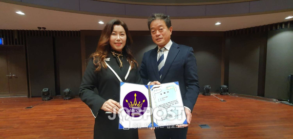(사)액티브퀸모델협회 강현채 회장, 성악가인 거성 노희섭을 고문으로 위촉 기념사진 촬영 / 사진촬영 잡포스트