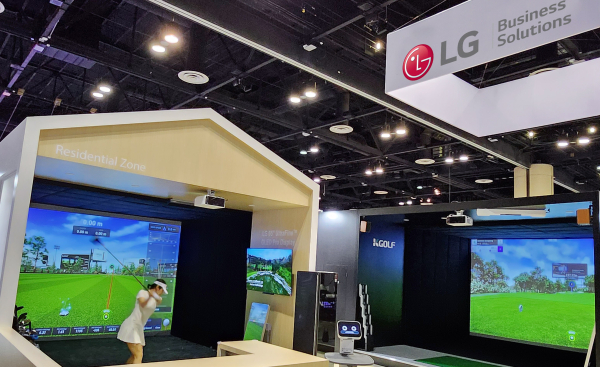 LG전자 전시관 내 조성한 마치 고급 주택의 실내 공간을 연상시키는 레지덴셜 존에서 모델이 실내 골프를 즐기고 있다.(사진제공/LG전자)