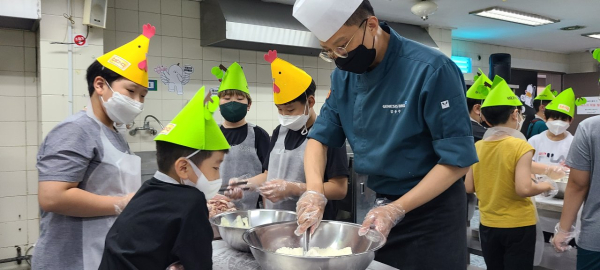 BBQ 치킨대학의 치킨캠프에 참여한 아이들이 황금올리브 치킨을 직접 조리하고 있다.(사진제공/BBQ)