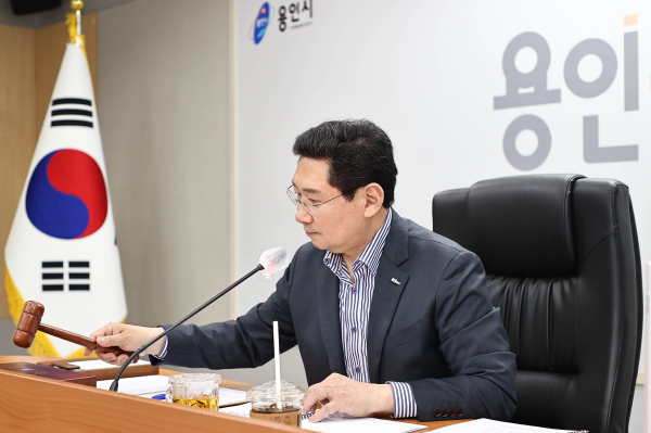 이상일 용인특례시장이 28일 열린 전국대도시시장협의회 회장자격으로 영상회의를 주재하고 있다