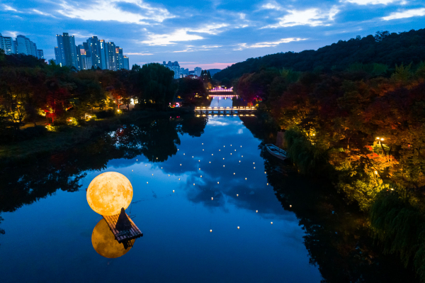 한국민속촌이 화려하고 아름다운 조선의 밤, 야간개장 ‘달빛을 더하다’를 4월 7일부터 11월 12일까지 진행한다