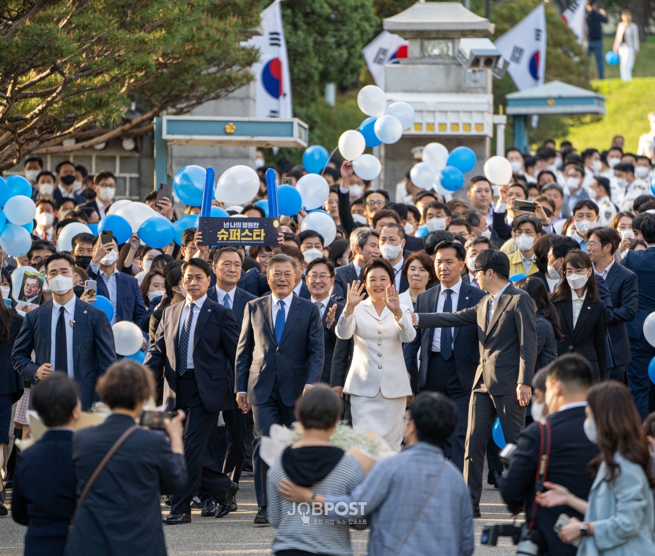 (사진=잡포스트) 김주영 기자 = 9일 오후 문재인 대통령과 김정숙 여사가 직원들의 배웅을 받으며 청와대를 나서고 있다.