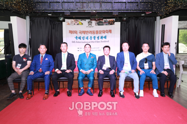 국제반려동물문화축제 임원진 단체사진 촬영 김인식(총감독),김인배(부대회장),홍승렬(부대회장),방재홍9명예총재),김인영(총재),최승혁(명예대회장),유석종(명예총재),김재수(이사장) / 사진촬영 이한우 작가