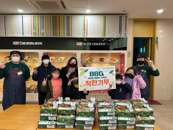 BBQ 치킨대학이 착한기부를 통해 경기도 광주 아동복지센터에 치킨을 기부하고 있다.(사진제공/BBQ)
