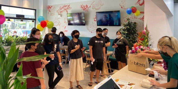 BBQ 하와이 쿠오노몰점에서 고객들이 치킨을 주문하고 기다리고 있다.(사진제공/제너시스 BBQ)