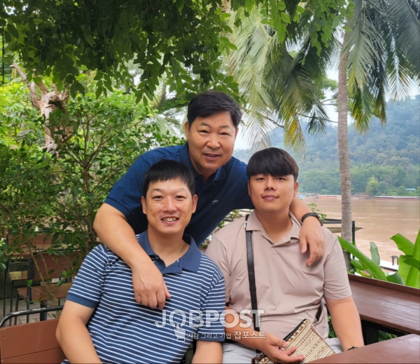 시계 반대 방향으로 이만수 이사장, 라오스 국가대표 여자감독 이준영 감독, 손사랑 감독(사진_헐크파운데이션)