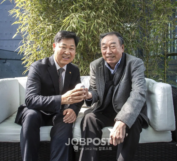 이만수 이사장과 김봉연 선수(사진_헐크파운데이션)