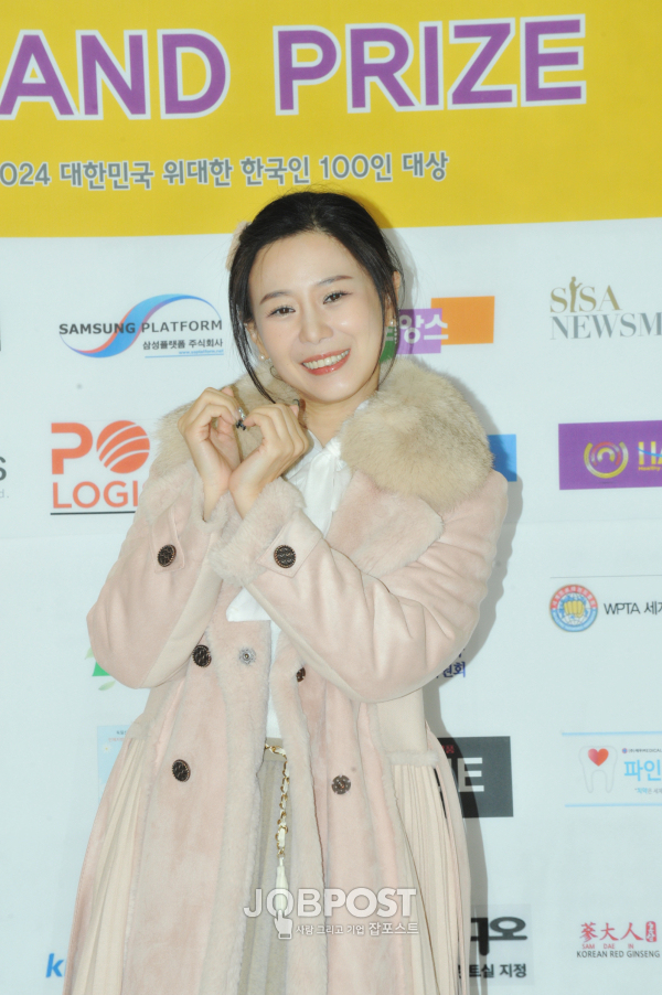 네일아티스트 NCJ 대표 겸 영화배우 이수진, 「2024 대한민국 위대한 한국인 100인대상」 우수연기대상 수상 기념 포토월 포즈 / 사진촬영 - 잡포스트