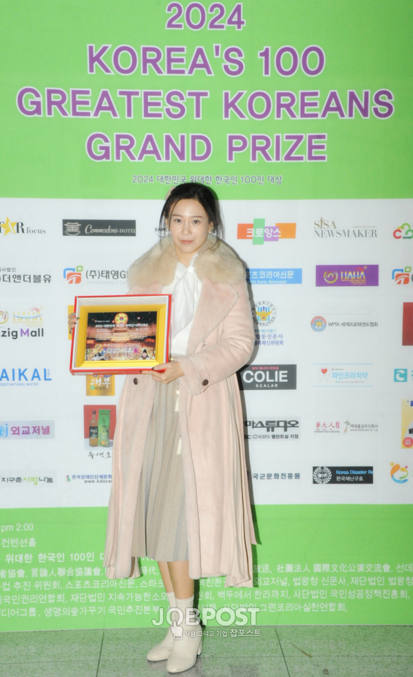배우 이수진, 「2024 대한민국 위대한 한국인 100인대상」 우수연기대상 수상을 하고 기념사진 촬영을 하고 있다 / 사진제공 - 잡포스트