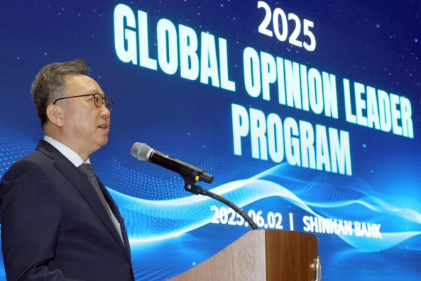 2일 서울시 중구 신한은행 본점에서 진행된 &lsquo;2025 글로벌 오피니언 리더 프로그램&rsquo; 행사에서 정상혁 신한은행장이 환영사를 진행하고 있다(사진제공/신한은행)