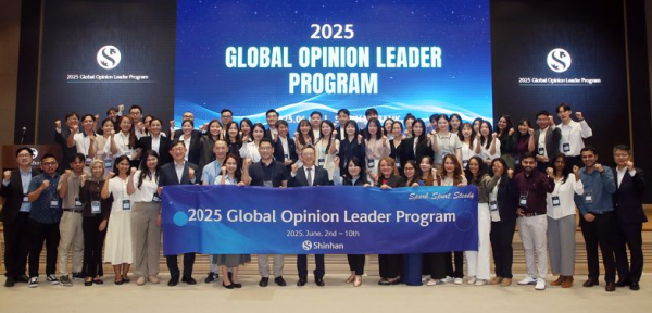 2일 서울시 중구 신한은행 본점에서 진행된 ‘2025 글로벌 오피니언 리더 프로그램’ 행사에서 정상혁 신한은행장(첫째줄 왼쪽 열한번째)과 글로벌 오피니언 리더, 신한은행 관계자들이 기념 촬영을 하고 있다(사진제공/신한은행)