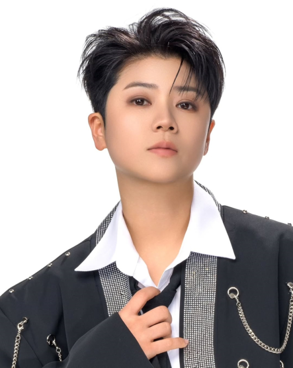가수 마이진 2025년 정장 프로필 사진 1987년생 만 39세
