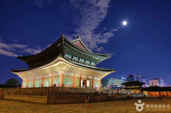 <b>경복궁 야간개장</b> 마무리…추석 연휴 4대궁 무료 개방에 관람객 발길