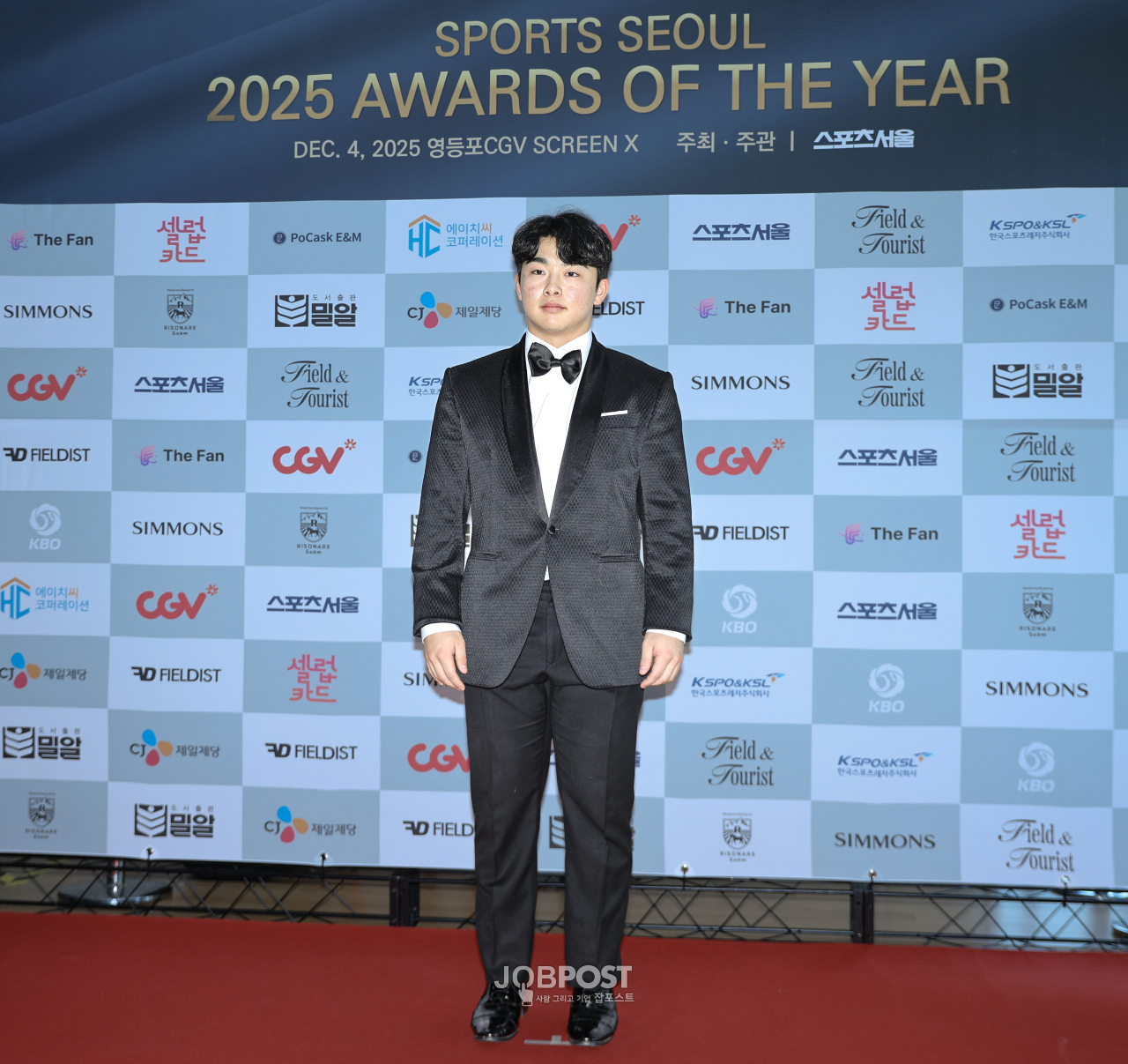 [JP포토] 한화 <b>문현빈</b>, 'AWARDS OF THE YEAR 2025' 정통 수트핏 완성~ 「...
