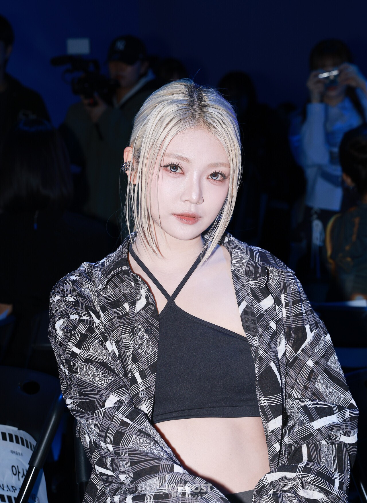 걸그룹 에버글로우 '온다', 플래시 향한 또렷한 시선... 렌즈와 마주한 ... - 뉴스 썸네일 이미지