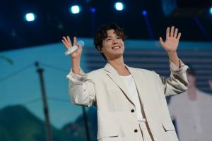 <b>박보검</b>, 일본 팬미팅 2만 명 운집…김소현·이상이도 함께